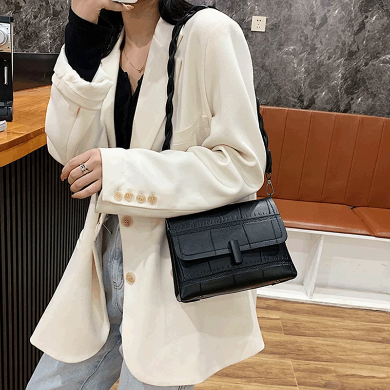 Fashion Stone Pattern Retro Ladies Small Bag 2020 New Trend Korean Version of The Wild One-shoulder Messenger Small Square Bag
Fashion Stone Pattern Retro Ladies Small Bag 2020 New Trend Korean Version of The Wild One-shoulder Messenger Small Square Bag