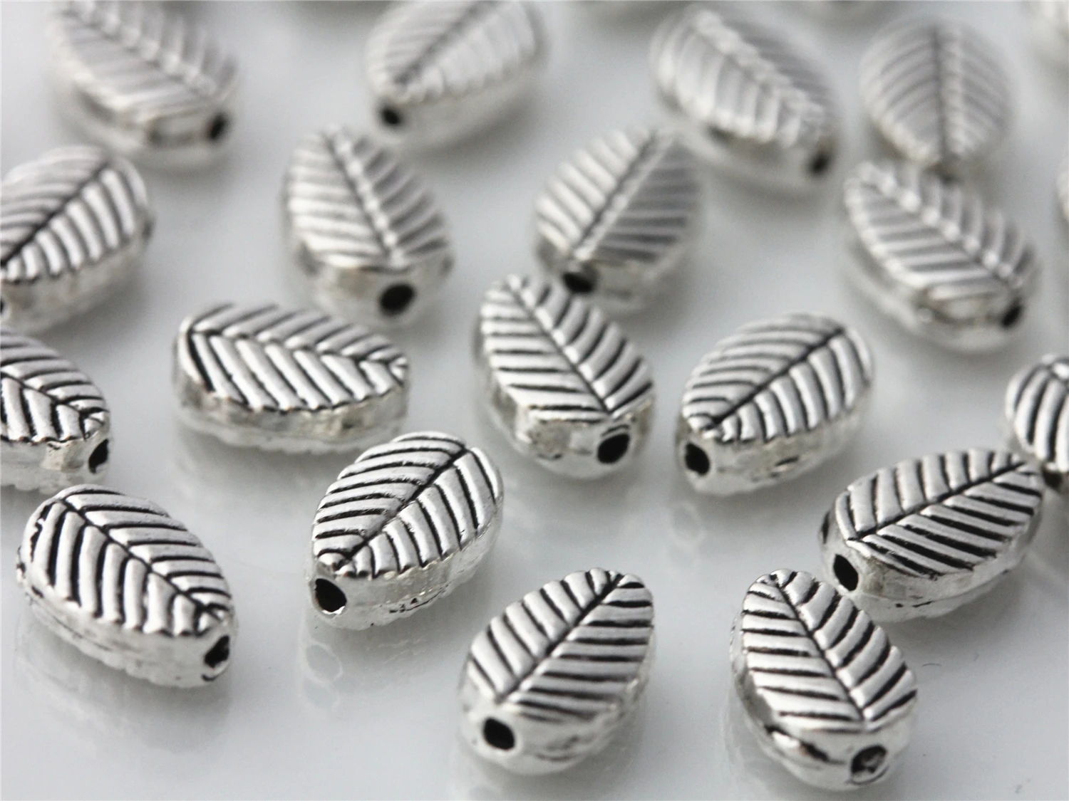 50 pcs Tibetan Silver Bead Leaves Charms Carved Beads Spacer Jewelry Making DIY Findings 13mm
50 pcs Tibetan Silver Bead Leaves Charms Carved Beads Spacer Jewelry Making DIY Findings 13mm