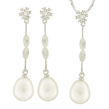 

Set in sterling silver 925mls. With crimping in zircons high quality and cultured pearl in freshwater 8mm.