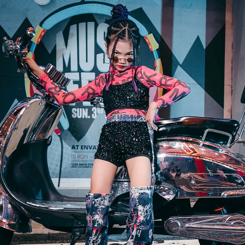 Костюм в стиле хип-хоп для девочек, костюм для выступлений на подиуме, детские топы с блестками и шорты для современных уличных танцев, модель DQL6324, 2023 
Костюм в стиле хип-хоп для девочек, костюм для выступлений на подиуме, детские топы с блестками и шорты для современных уличных танцев, модель DQL6324, 2023