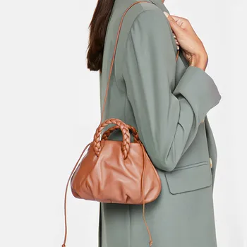 2020 New Single Shoulder Crossbody Personalized Woven Ring Niche Design Portable Soft Leather Pleated Cloud Bag A679
2020 New Single Shoulder Crossbody Personalized Woven Ring Niche Design Portable Soft Leather Pleated Cloud Bag A679