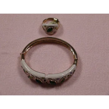 Набор браслет кольцо элегантный NB 119 WT-GRN цвет белый с зеленым
Набор браслет кольцо элегантный NB 119 WT-GRN цвет белый с зеленым