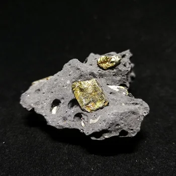 43.5gNatural pyrite mineral specimen volcanic sandstone paragenesis mineral specimen 
43.5gNatural pyrite mineral specimen volcanic sandstone paragenesis mineral specimen