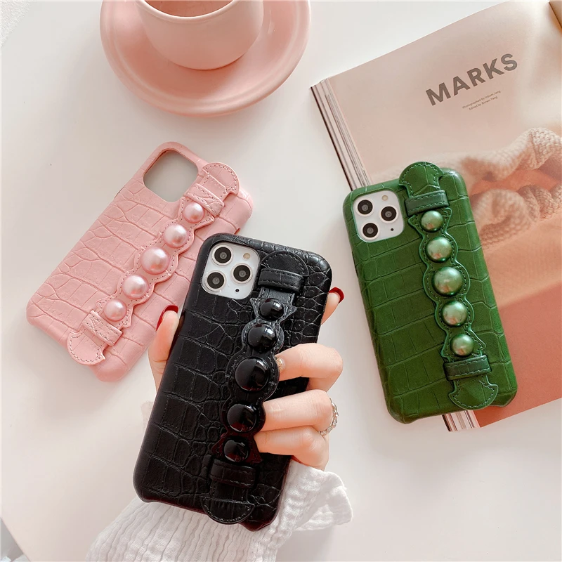 Pearl wrist strap Crocodile pattern Phone Cover Case For Iphone X 11 pro Xs Max Xr 10 8 7 Plus Luxury PU leather Coque Fundas
Pearl wrist strap Crocodile pattern Phone Cover Case For Iphone X 11 pro Xs Max Xr 10 8 7 Plus Luxury PU leather Coque Fundas