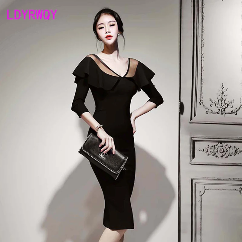 2019 Korean version of the autumn and winter models Slim tulle stitching front and back V-neck lotus leaf slim dress
2019 Korean version of the autumn and winter models Slim tulle stitching front and back V-neck lotus leaf slim dress
