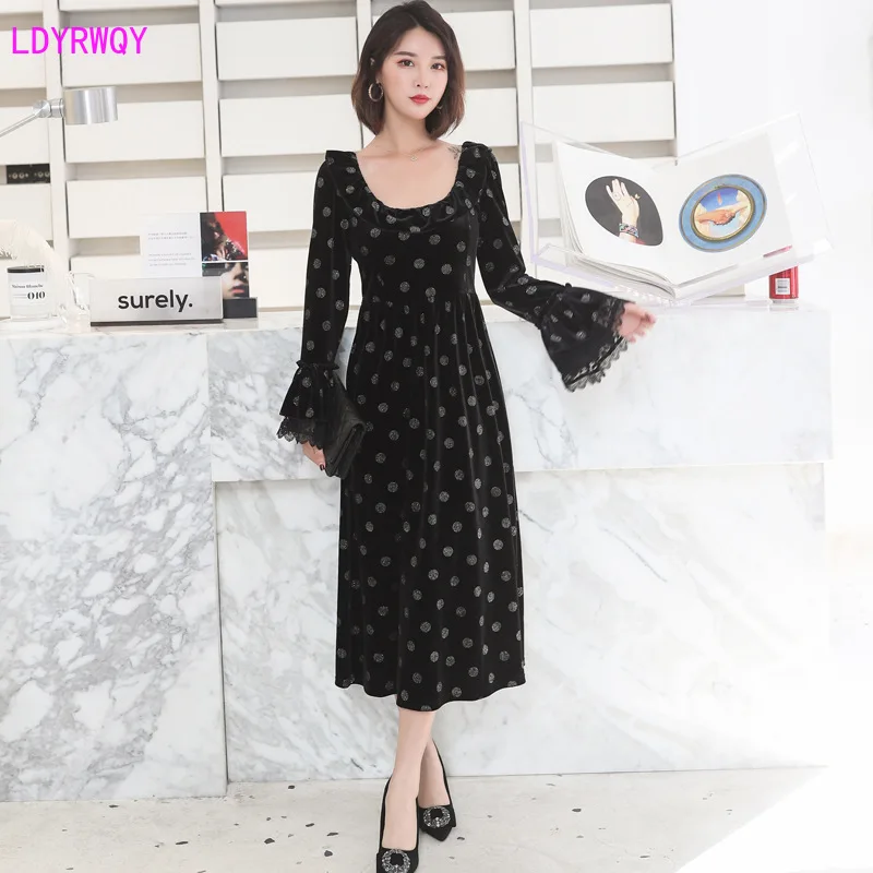 2019 autumn and winter new European and American large size fashion women's round neck speaker sleeves slim cover belly dress
2019 autumn and winter new European and American large size fashion women's round neck speaker sleeves slim cover belly dress