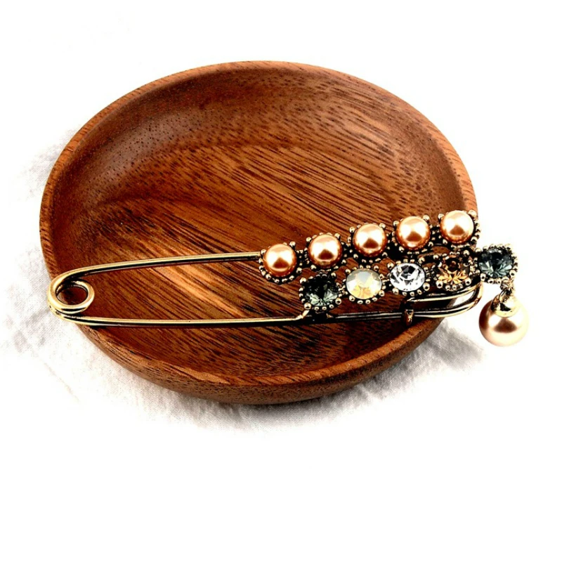 Creative Retro Elegant Pearl Rhinestone Coat Large Lapel Pin Shawl Sweater Scarf Buckle Cardigan Women Dress Clothes Accessories 
Creative Retro Elegant Pearl Rhinestone Coat Large Lapel Pin Shawl Sweater Scarf Buckle Cardigan Women Dress Clothes Accessories