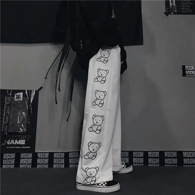 2021 Women's New Summer Korean BF Harajuku Bear Print Loose Straight Sports Casual Wide Leg Pants ropa de calle de moda de otoño
2021 Women's New Summer Korean BF Harajuku Bear Print Loose Straight Sports Casual Wide Leg Pants ropa de calle de moda de otoño