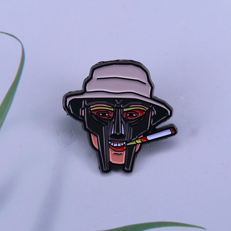 Металлическая поверхность S. Thompson курение эмали штырь Новый MF Doom вдохновил брошь
