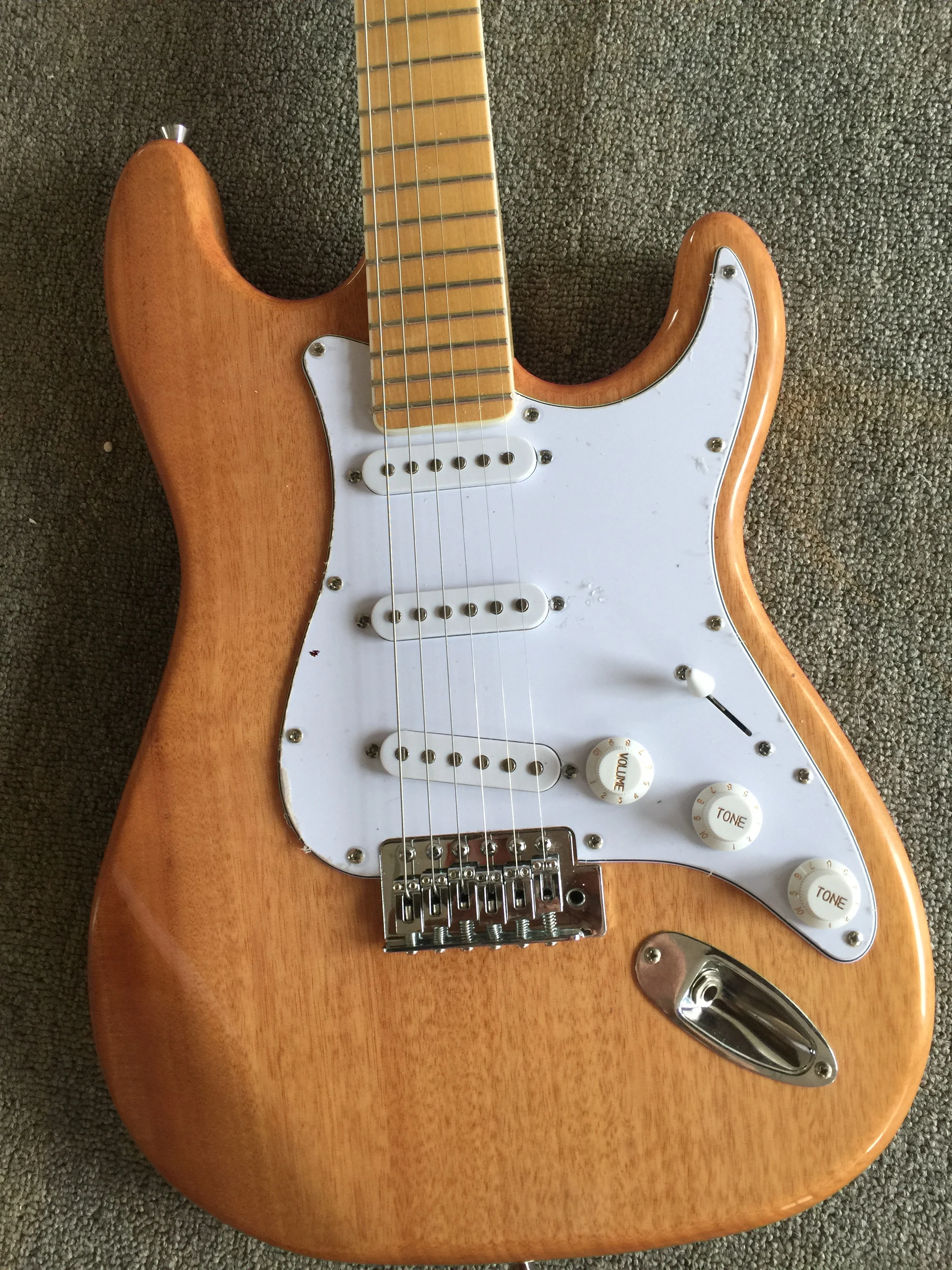 Electric Guitar/Peach Core Log Color High Quality Guitar/Anmiyue Customizable Chinese Electric Guitar
Electric Guitar/Peach Core Log Color High Quality Guitar/Anmiyue Customizable Chinese Electric Guitar