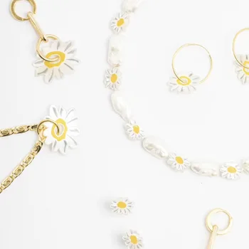 Environmentally Friendly Natural Mother Shell Sliced Daisy Earrings Necklace Fresh Natural Style
Environmentally Friendly Natural Mother Shell Sliced Daisy Earrings Necklace Fresh Natural Style