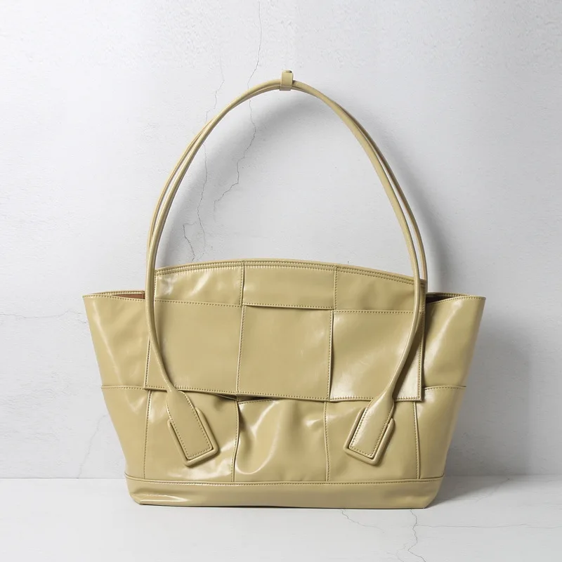 Oil wax cowhide woven handbags 2020 summer new large-capacity simple and fashionable one-shoulder handbags
Oil wax cowhide woven handbags 2020 summer new large-capacity simple and fashionable one-shoulder handbags