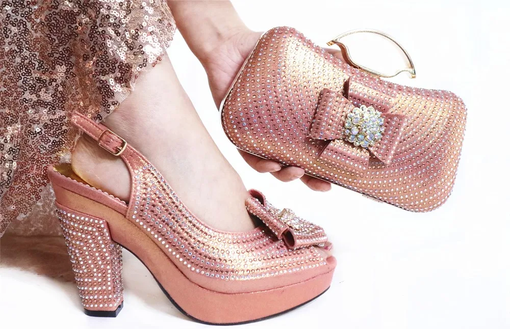 Замечательные женские туфли-лодочки персикового цвета с цветком из стразов; модельные туфли в африканском стиле; комплект из сумочки GL1912-6; Каблук 10,5 см
Замечательные женские туфли-лодочки персикового цвета с цветком из стразов; модельные туфли в африканском стиле; комплект из сумочки GL1912-6; Каблук 10,5 см