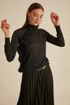 Frilly Silvery Right Collar Knitwear Sweater-Black Smoked
Frilly Silvery Right Collar Knitwear Sweater-Black Smoked
