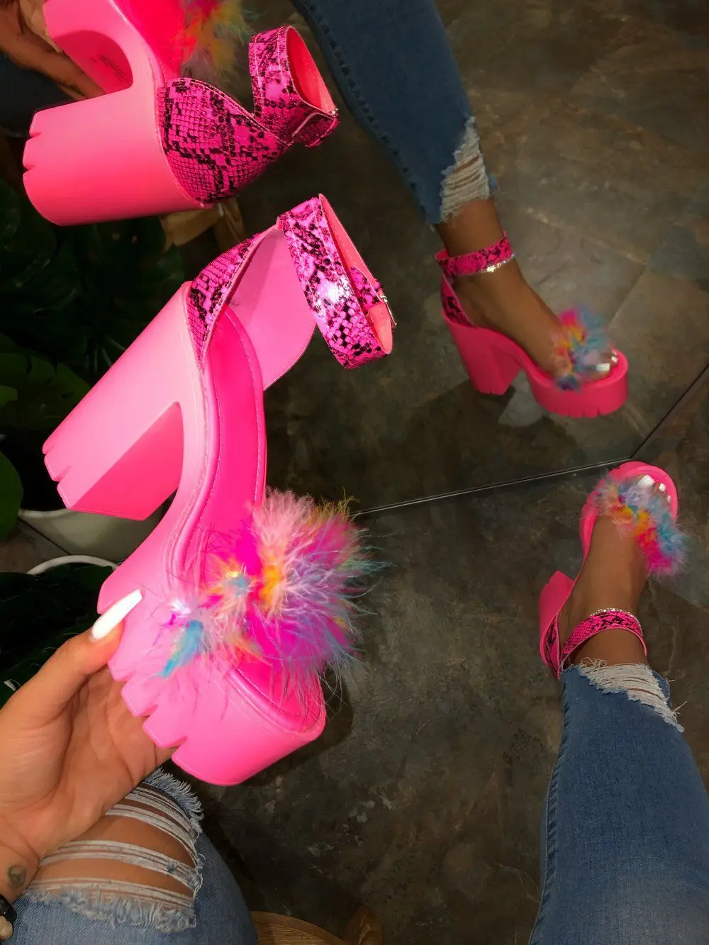 Spring/summer 2020 beach sandals ladies banquet new women fur rubber high heel platform sandals outdoor leisure buckle slippers
Spring/summer 2020 beach sandals ladies banquet new women fur rubber high heel platform sandals outdoor leisure buckle slippers