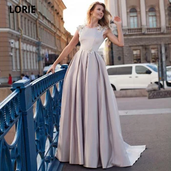 LORIE Light Pink Satin Boho Wedding Dresses 3D Flowes Appliques Simple Beach Bridal Gown Vintage Open Back O-neck Robe de mariée
LORIE Light Pink Satin Boho Wedding Dresses 3D Flowes Appliques Simple Beach Bridal Gown Vintage Open Back O-neck Robe de mariée