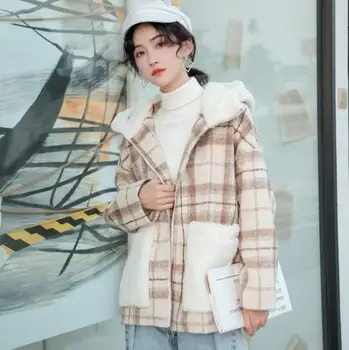 2019 Winter NEW Plaid Woolen Jacket Fashionable Patchwork Faux Fur Hooded Wool Coat 
2019 Winter NEW Plaid Woolen Jacket Fashionable Patchwork Faux Fur Hooded Wool Coat