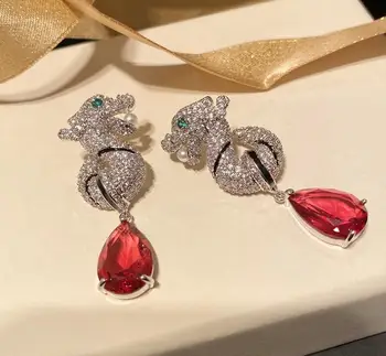 Black and white striped dragon head pearl women earrings pearl chic unique elegant ear accessories
Black and white striped dragon head pearl women earrings pearl chic unique elegant ear accessories