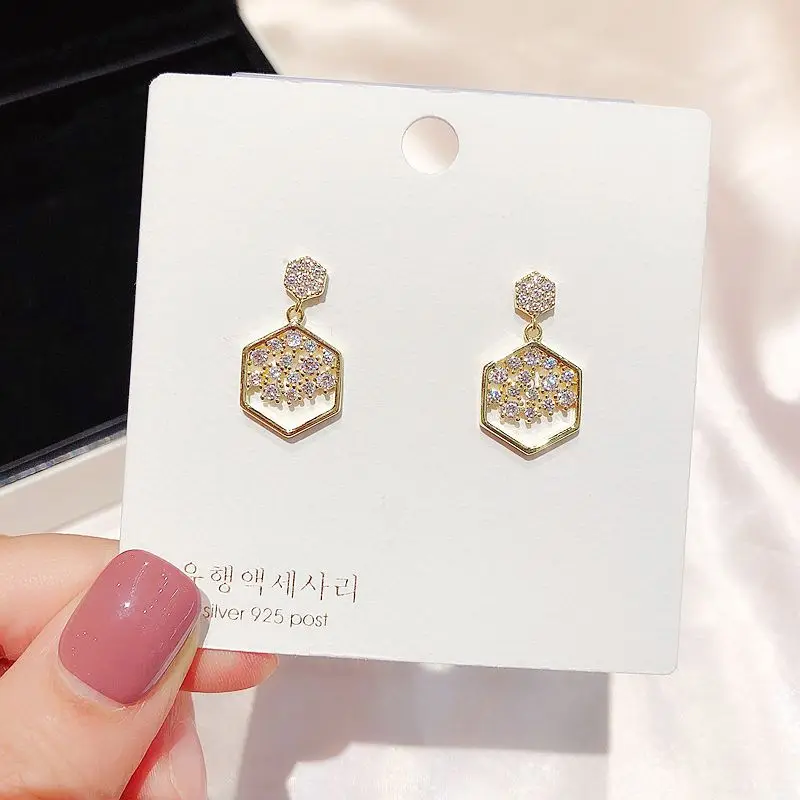 High-end Geometric Design CZ Crystal Drop Earrings Gold Color Cubic Zirconia Earrings Women Girls Jewelry
High-end Geometric Design CZ Crystal Drop Earrings Gold Color Cubic Zirconia Earrings Women Girls Jewelry