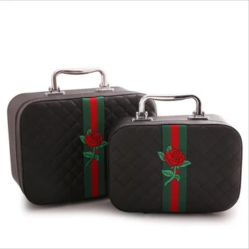 2pcs/set Large Capacity embroidery Rose makeup Cosmetic bag /box with mirror Makeup Organizer box Portable Female case
2pcs/set Large Capacity embroidery Rose makeup Cosmetic bag /box with mirror Makeup Organizer box Portable Female case