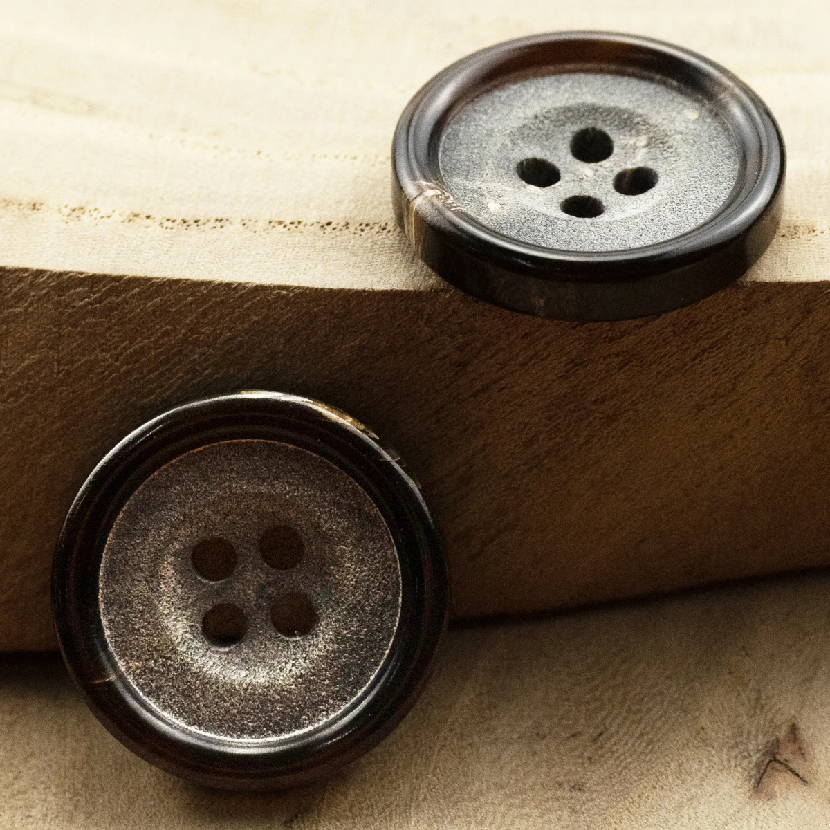 Матовые пуговицы из рога буйвола, 10 шт., пуговицы для одежды, свитера, Швейные аксессуары «сделай сам» для рукоделия
Матовые пуговицы из рога буйвола, 10 шт., пуговицы для одежды, свитера, Швейные аксессуары «сделай сам» для рукоделия