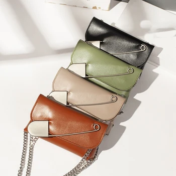 Women's Leather Chest Bag Shoulder Messenger Bag Retro Chain Belt Bag Large Pin Clutch Bag
Women's Leather Chest Bag Shoulder Messenger Bag Retro Chain Belt Bag Large Pin Clutch Bag