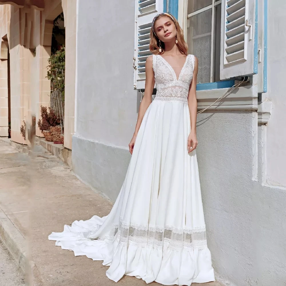 

2022 New Boho Lace Wedding Dresses Beach White Sleeveless Gowns V Neckline Bridal Back Out Appliqued Court Train