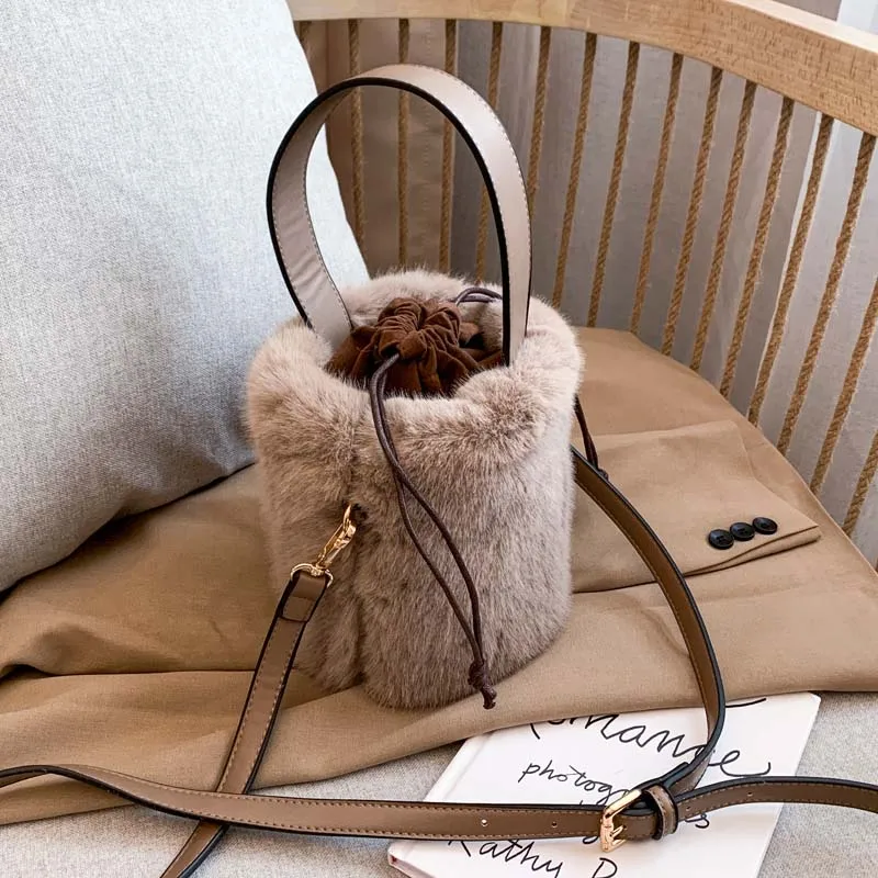 DORANMI Soft Fur Bucket Handbag Women's Bags 2019 Winter Barrel-shape Top-handle Bags Female Crossbody Shoulder Bag Bolsos BG357
DORANMI Soft Fur Bucket Handbag Women's Bags 2019 Winter Barrel-shape Top-handle Bags Female Crossbody Shoulder Bag Bolsos BG357
