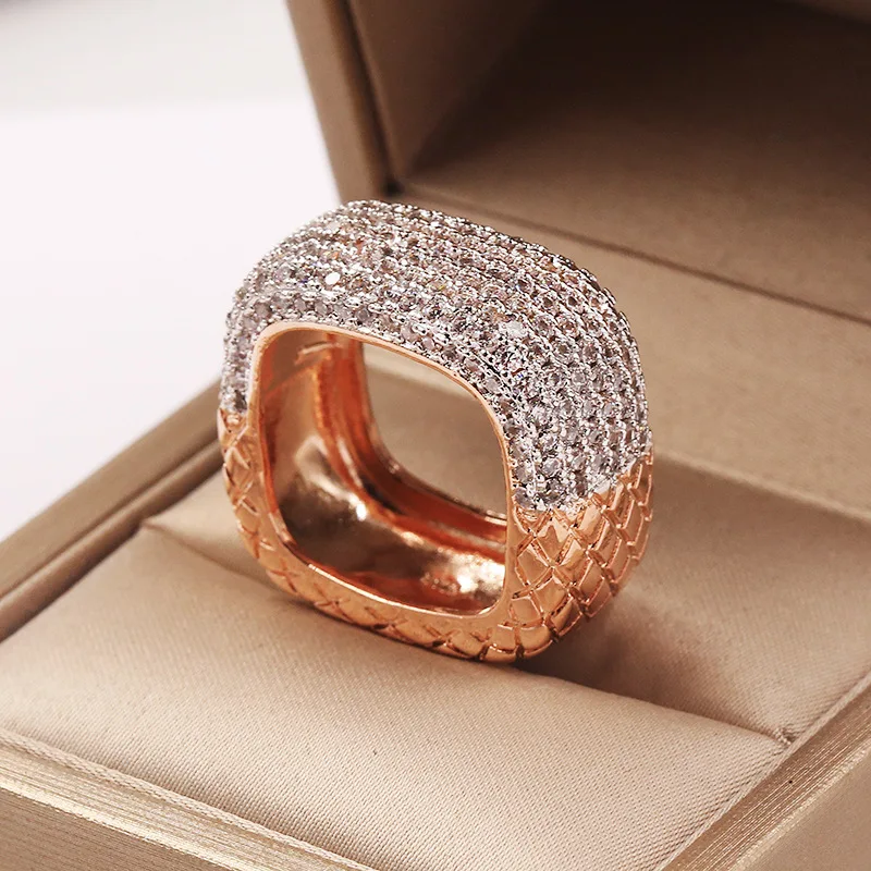 

HOYON Fashion Personality 14K Rose Gold Square Women's Ring Wedding Party Jewelry Inlaid with Diamond Hip Hop Men's Accessories