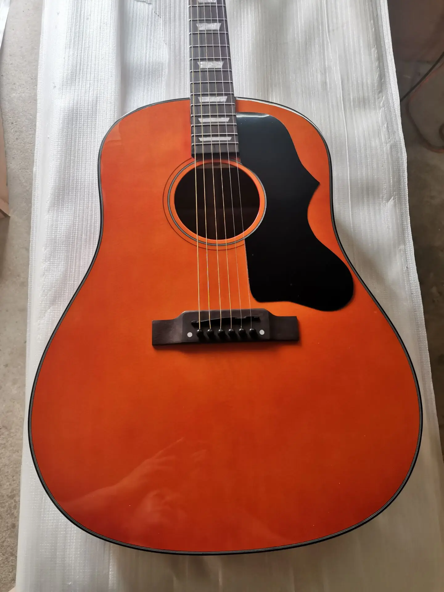 free shipping J45 style custom guitar slope shoulder solid top acoustic guitar professional 6 string guitar
free shipping J45 style custom guitar slope shoulder solid top acoustic guitar professional 6 string guitar