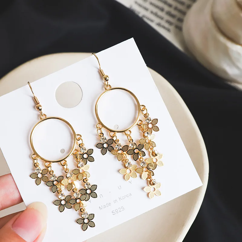 Korean New Metal Texture Flower Tassel Earrings Fashion Vintage Geometric Round Hollow Jewelry Female Personality Accessories
Korean New Metal Texture Flower Tassel Earrings Fashion Vintage Geometric Round Hollow Jewelry Female Personality Accessories
