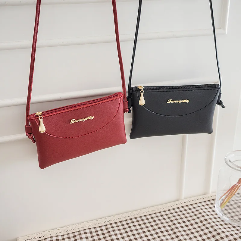 Small bag 2020 Korean version of the new simple female bag shoulder messenger bag retro casual mobile phone bag coin purse
Small bag 2020 Korean version of the new simple female bag shoulder messenger bag retro casual mobile phone bag coin purse