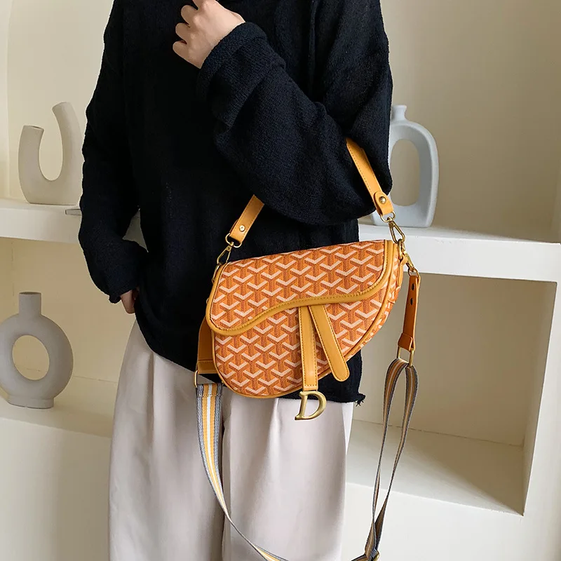 New retro saddle bag buckle wide shoulder strap hand bill of lading shoulder slung embroidered women's bag SR04
New retro saddle bag buckle wide shoulder strap hand bill of lading shoulder slung embroidered women's bag SR04