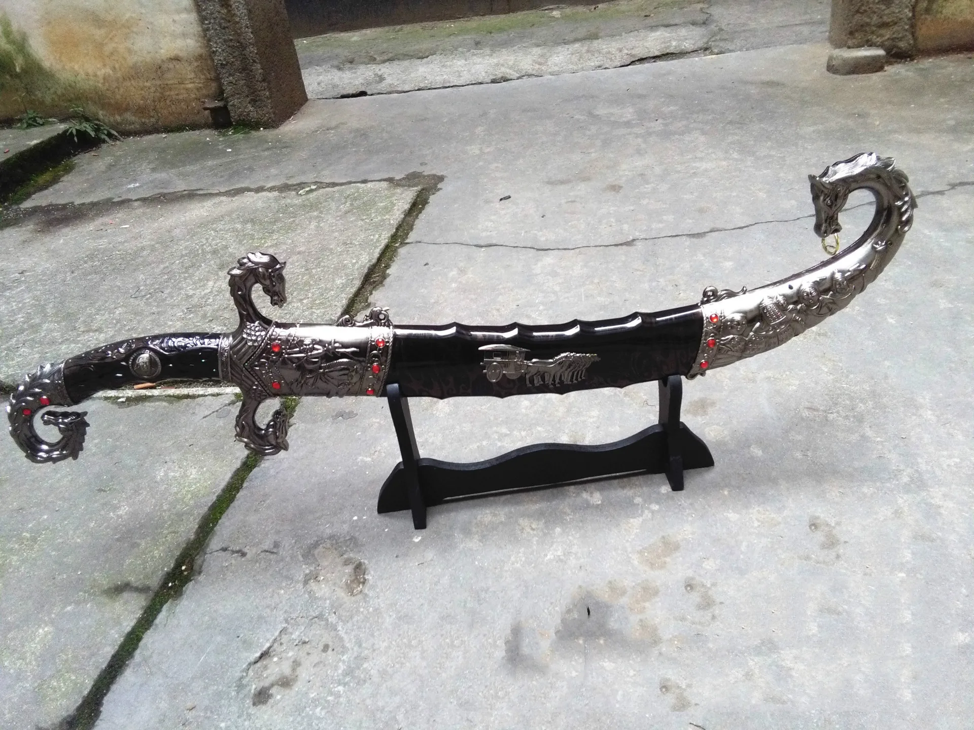 Scimitar horse head sword crafts knife with shelf ornaments collection is not edged
Scimitar horse head sword crafts knife with shelf ornaments collection is not edged