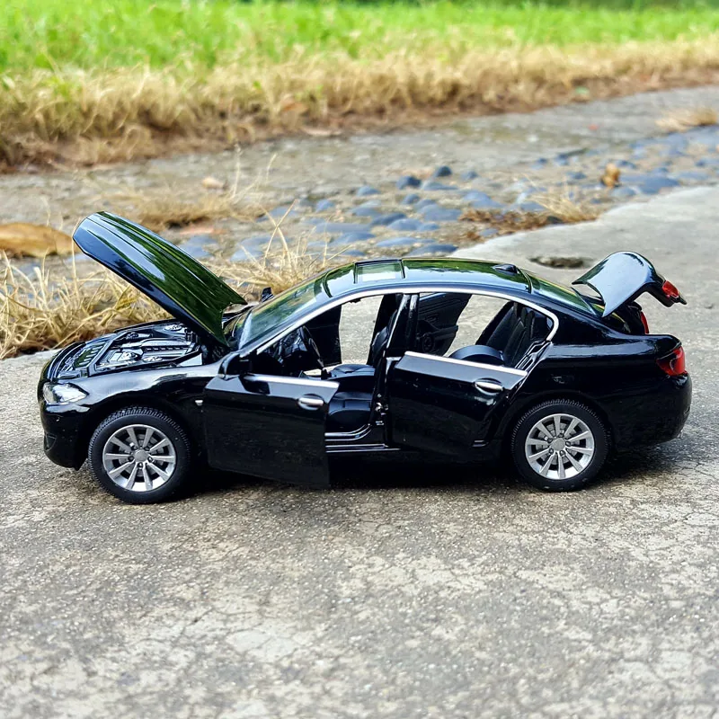 Модель автомобиля BMW 5 из металлического сплава имитация 1:32 инерционная качель