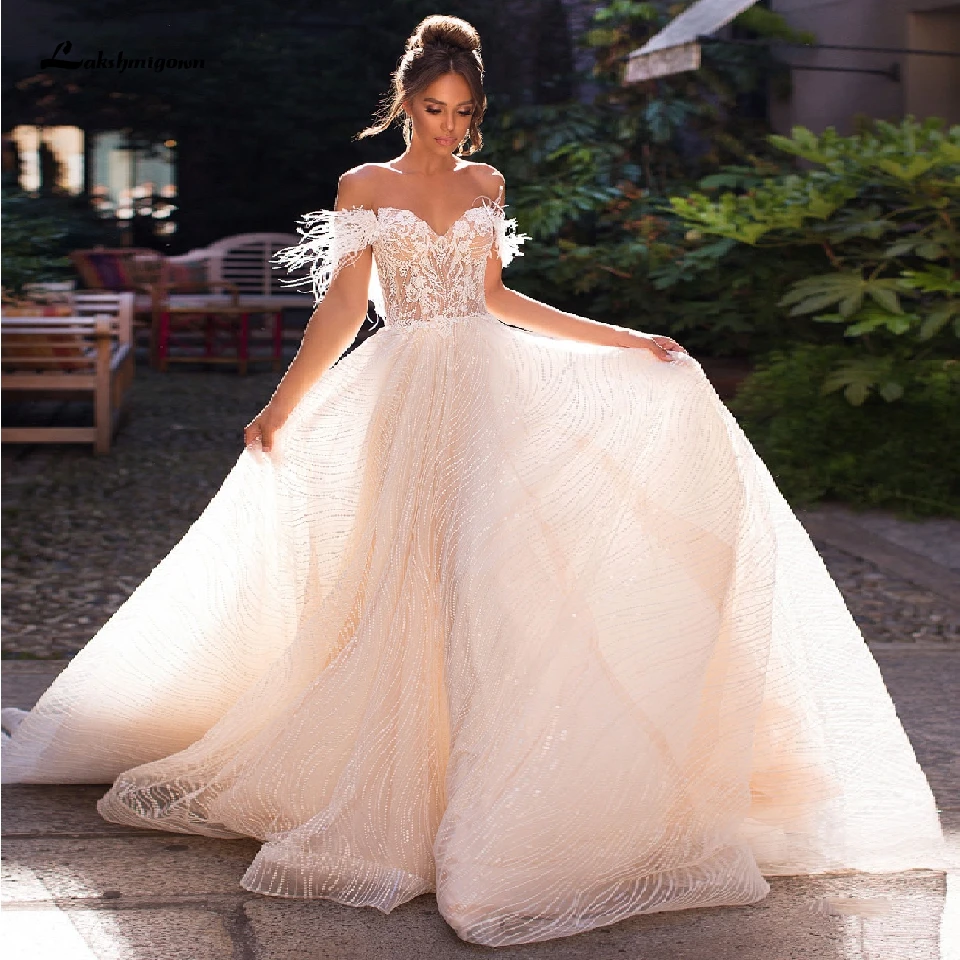 Lakshmigown Luxury Glitter Tulle Wedding Gowns Off the Shoulder 2020 Sexy Feather Bridal Dress Custom Made Women Wedding Dresses
Lakshmigown Luxury Glitter Tulle Wedding Gowns Off the Shoulder 2020 Sexy Feather Bridal Dress Custom Made Women Wedding Dresses