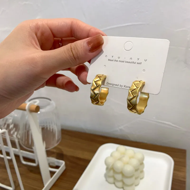 2021 New Arrivals Trendy Plaid Hoop Earrings Temperament Simple C Shaped Circle Geometric Clip On Earrings No Piercing Jewelry
2021 New Arrivals Trendy Plaid Hoop Earrings Temperament Simple C Shaped Circle Geometric Clip On Earrings No Piercing Jewelry