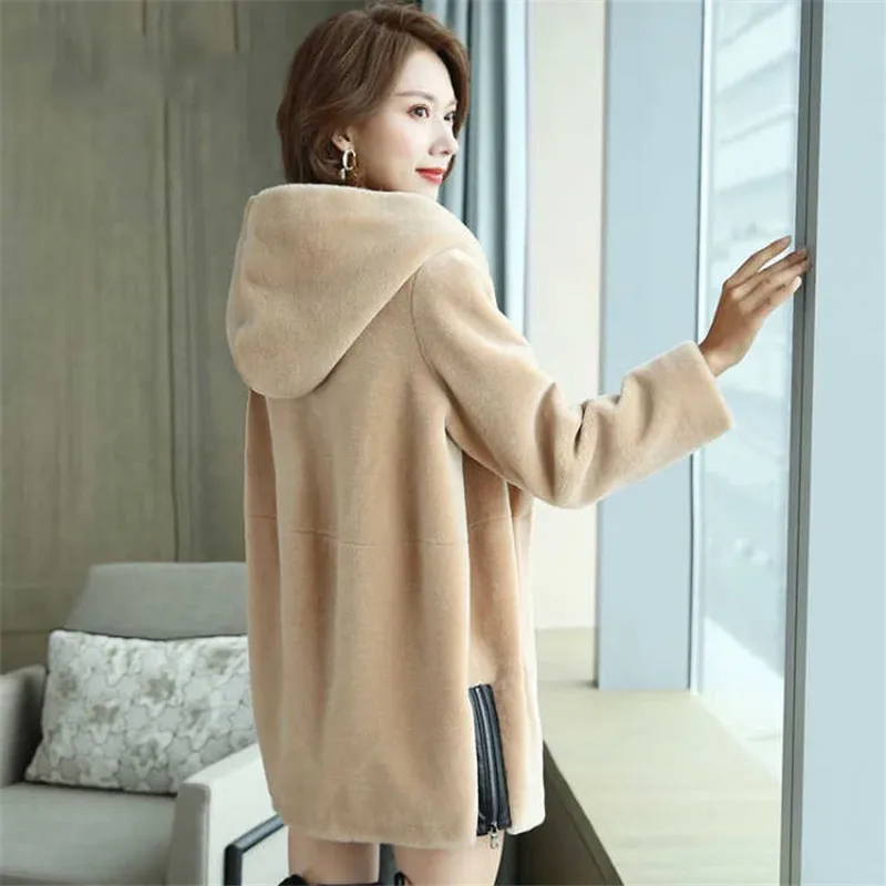 2019 Winter Fashion New Women Real Sheep Shearing Fur Coat Female 100% Wool Hooded Overcoat Female Loose Thick Warm Outwear A61
2019 Winter Fashion New Women Real Sheep Shearing Fur Coat Female 100% Wool Hooded Overcoat Female Loose Thick Warm Outwear A61