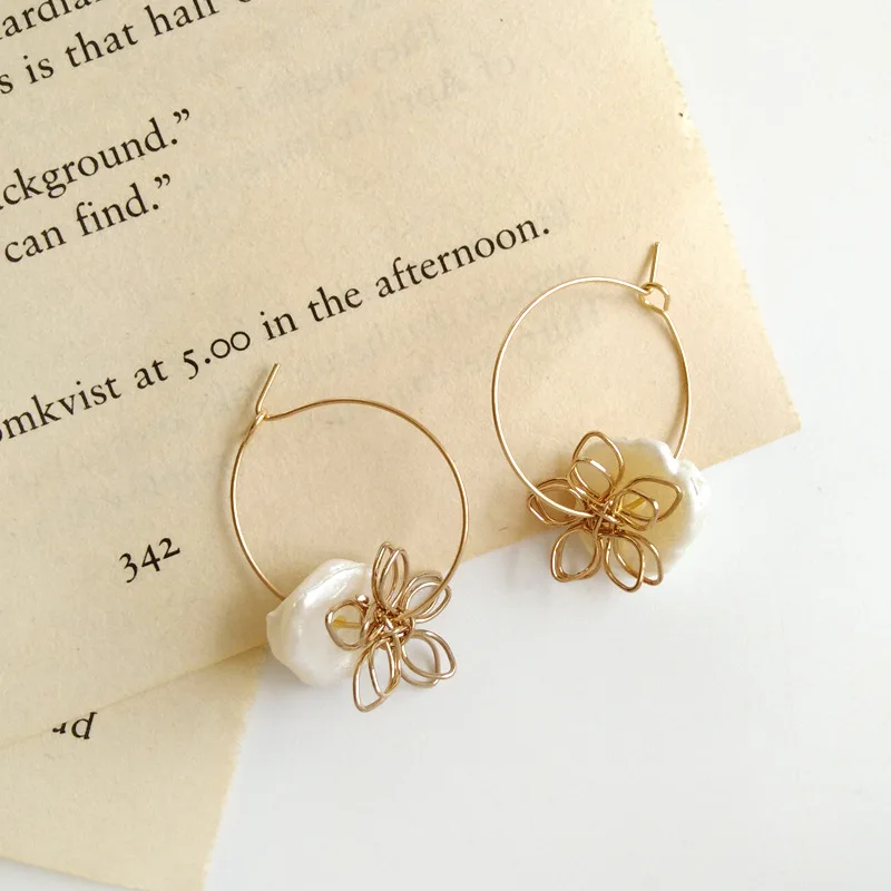 Creative personality jewelry metal braided hollowed flower earrings golden wire resin drop earrings for women jewerly
Creative personality jewelry metal braided hollowed flower earrings golden wire resin drop earrings for women jewerly