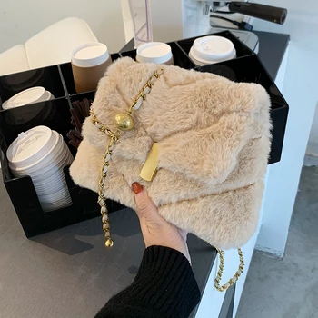 HOT Niche Design Joker Ladies Chain Bag 2020 Autumn And Winter New Fashion Plush Messenger Bag Width 21cm 
HOT Niche Design Joker Ladies Chain Bag 2020 Autumn And Winter New Fashion Plush Messenger Bag Width 21cm