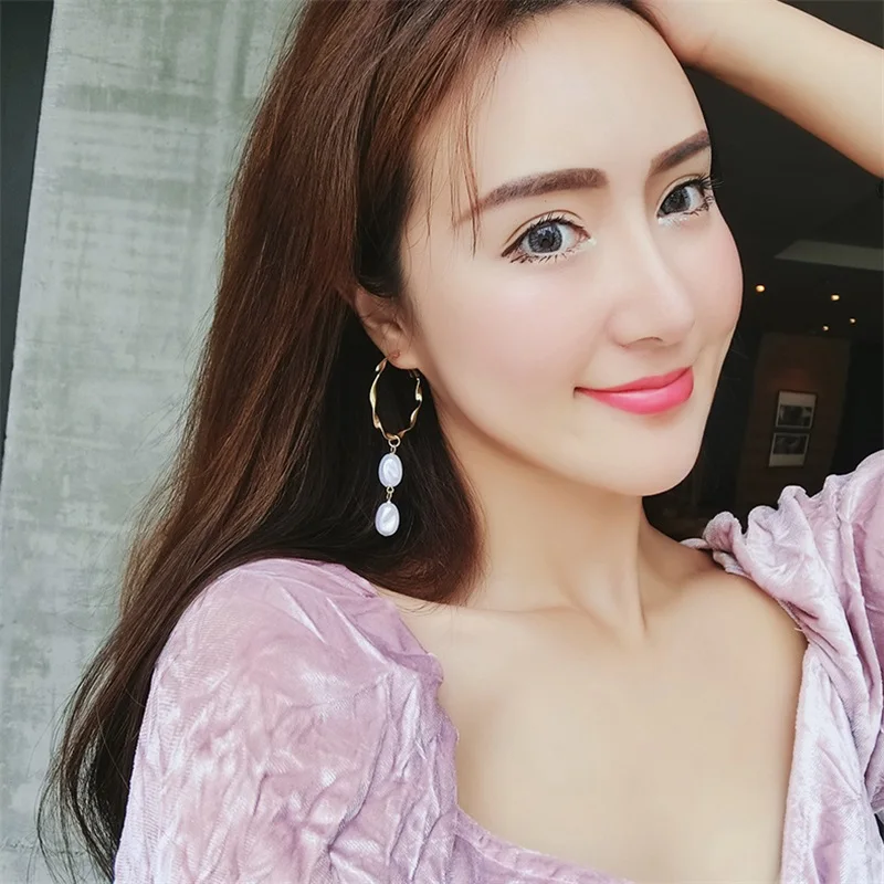 Korean Version of The Fashion Irregular Metal Geometric Ear ring Simple Pearl long Section Asymmetric Ear ring Women's Jewelry
Korean Version of The Fashion Irregular Metal Geometric Ear ring Simple Pearl long Section Asymmetric Ear ring Women's Jewelry