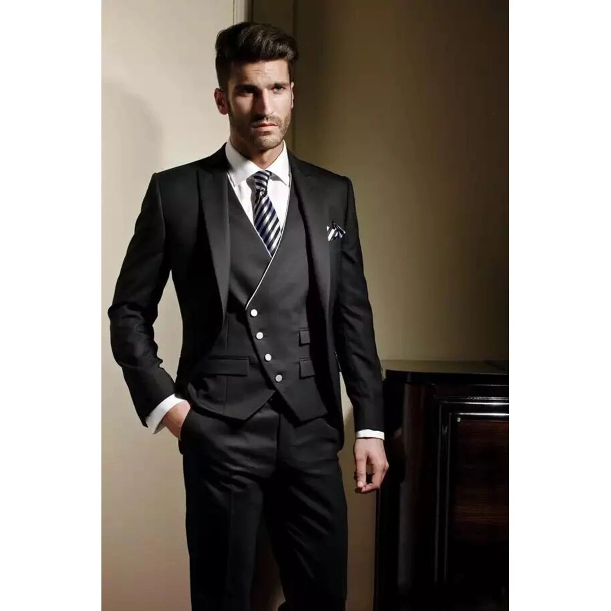 New Arrival Groomsmen Peak Black Lapel Groom Tuxedos Men Suits Wedding Best Man Blazer (Jacket+Pants+Vest) Trajes De Hombre
New Arrival Groomsmen Peak Black Lapel Groom Tuxedos Men Suits Wedding Best Man Blazer (Jacket+Pants+Vest) Trajes De Hombre