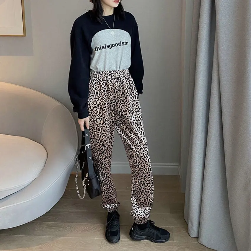 Fashion Women Velvet Ankle Banded Pants Autumn Spring Floral Polka Dot Leopard Print Loose Fitting ElasticVelour Pant Streetwear
Fashion Women Velvet Ankle Banded Pants Autumn Spring Floral Polka Dot Leopard Print Loose Fitting ElasticVelour Pant Streetwear