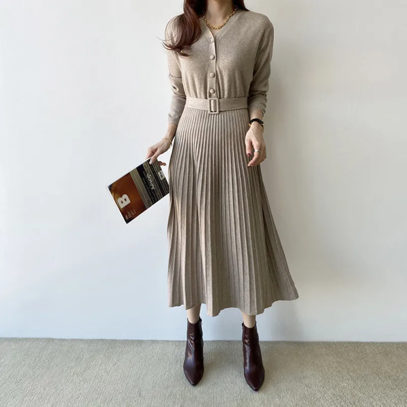 Runway New 2023 Autumn Women Sweater Dress Long Chic Vintage Single Breasted Pleated V-Neck Lace Up Casual Knitted Dress
Runway New 2023 Autumn Women Sweater Dress Long Chic Vintage Single Breasted Pleated V-Neck Lace Up Casual Knitted Dress
