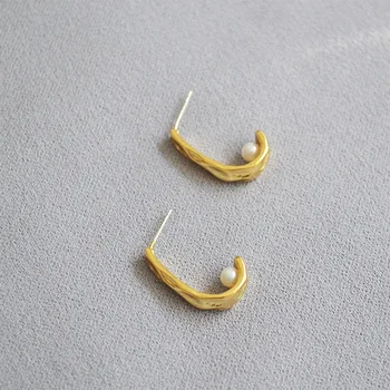 European and American fashion retro hammer face hook pearl simple temperament and versatile brass Earrings
European and American fashion retro hammer face hook pearl simple temperament and versatile brass Earrings