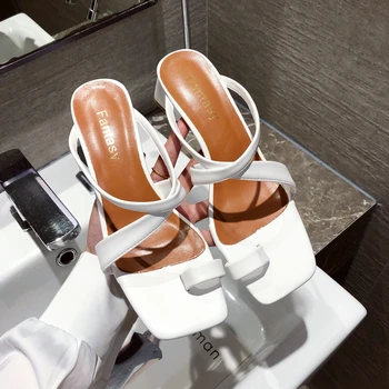 New Design slippers PVC transparent Clear slippers Women Peep toe Summer Sandals Crystal Ball Low Heel Sandals Fashion Shoes
New Design slippers PVC transparent Clear slippers Women Peep toe Summer Sandals Crystal Ball Low Heel Sandals Fashion Shoes