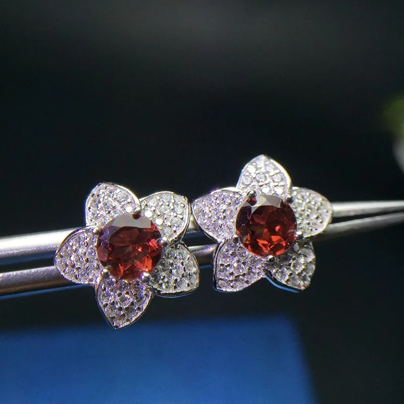 MeiBaPJ Natural Garnet Flower Stud Earrings Real 925 Sterling Silver Red Stone Earrings Fine Charm Jewelry for Women
MeiBaPJ Natural Garnet Flower Stud Earrings Real 925 Sterling Silver Red Stone Earrings Fine Charm Jewelry for Women