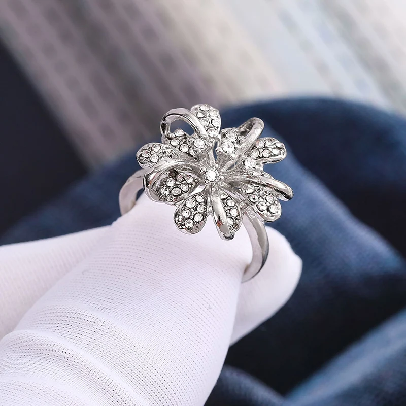 Fashion Flower Design Silver Color Rhinestone Zircon Rings Women Elegant Geometric Inlay Crystal Wedding Jewelry Rings Wholesale
Fashion Flower Design Silver Color Rhinestone Zircon Rings Women Elegant Geometric Inlay Crystal Wedding Jewelry Rings Wholesale