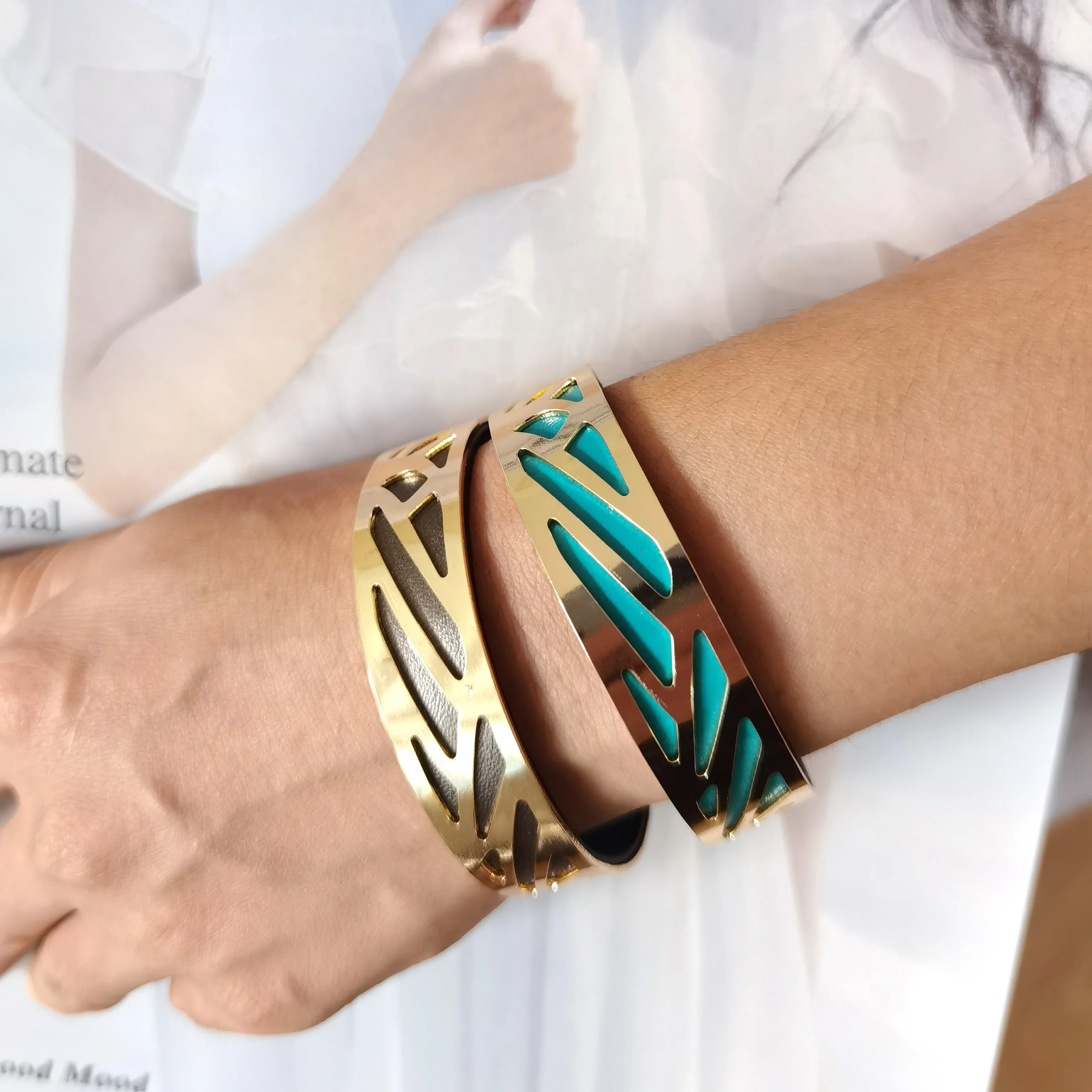 1.5cm immovable leaber metal cuff bracelet accept customize georgettes Leather DIY Bijoux Manchette Femme irremovable bangle
1.5cm immovable leaber metal cuff bracelet accept customize georgettes Leather DIY Bijoux Manchette Femme irremovable bangle