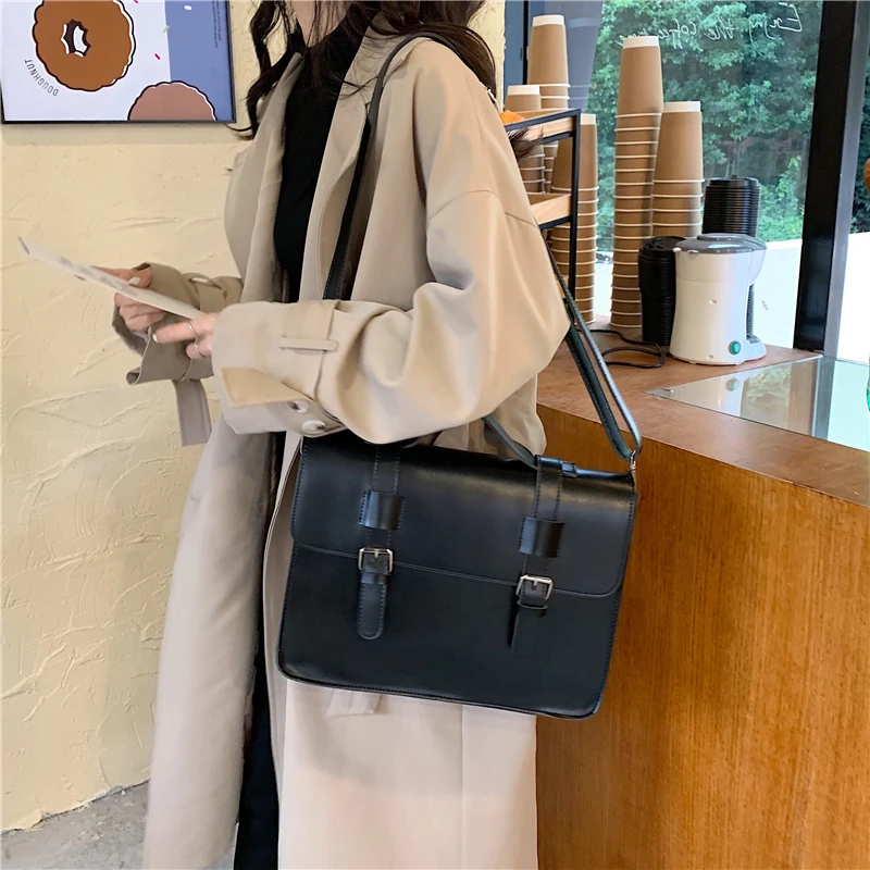 New autumn and winter retro British Cambridge bag large-capacity PU leather shoulder bag shoulder messenger bag
New autumn and winter retro British Cambridge bag large-capacity PU leather shoulder bag shoulder messenger bag
